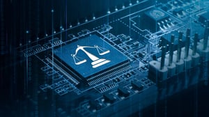 Symbol einer Justitia-Waage auf einem Mikrochip