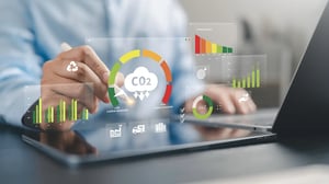 Digitale Darstellung von CO₂-Emissionen und Nachhaltigkeitskennzahlen auf Tablet und Laptop