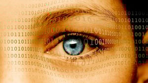 Nahaufnahme eines blauen Auges, überlagert mit Binärcode