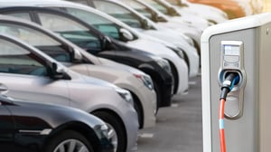 Ladestation für Elektrofahrzeuge auf einem Parkplatz mit mehreren Fahrzeugen
