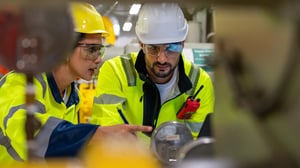 2 Ingenieure überprüfen eine Heizungsanlage.