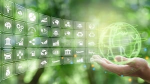 Hand hält eine digitale Weltkugel, umgeben von Icons zu Nachhaltigkeit – Symbol für ESG-Management und Umweltverantwortung.