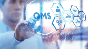 Symbolbild für ein digitales Qualitätsmanagementsystem mit Icons zu Prozessen, Daten und Managementfunktionen.