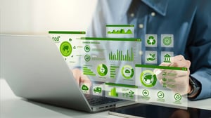 Person arbeitet am Laptop mit virtuellen ESG-Dashboards