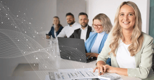 Geschäftsteam in einem Meetingraum. Eine grafische Netzwerkstruktur symbolisiert digitale Prozesse und Vernetzung.