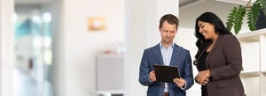 Zwei Personen bearbeiten Legal Compliance Vorgaben mit Eticor