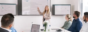 Die Software Eticor wird bei einem Meeting auf einem Bildschirm präsentiert