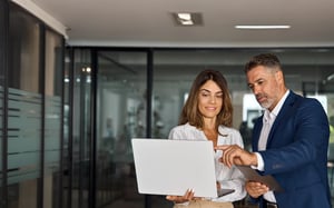 Zwei Personen arbeiten am Laptop mit deren individuellen Rechtskataster von Eticor