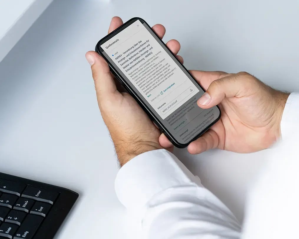 Person nutzt die Eticor Software auf einem Smartphone zur Anzeige der automatischen Aktualisierung.