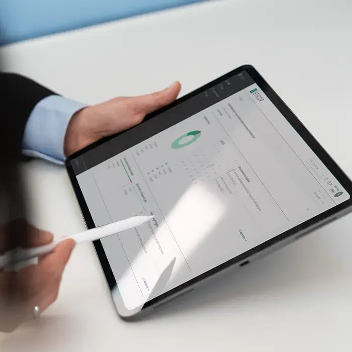 Tabletansicht der Eticor Software mit aktuellem Compliance-Status je Standort