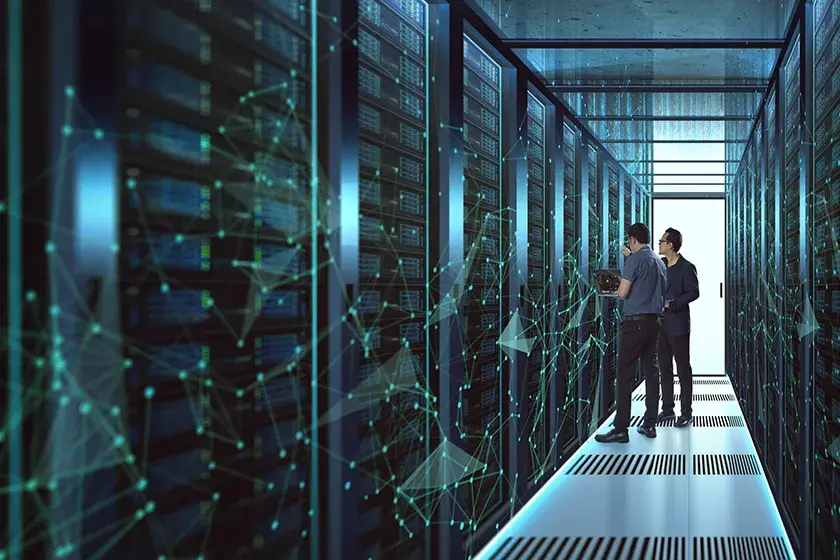 Zwei IT-Fachkräfte prüfen in einem modernen Rechenzentrum die Serverinfrastruktur Zwei IT-Fachkräfte prüfen in einem modernen Rechenzentrum die Serverinfrastruktur