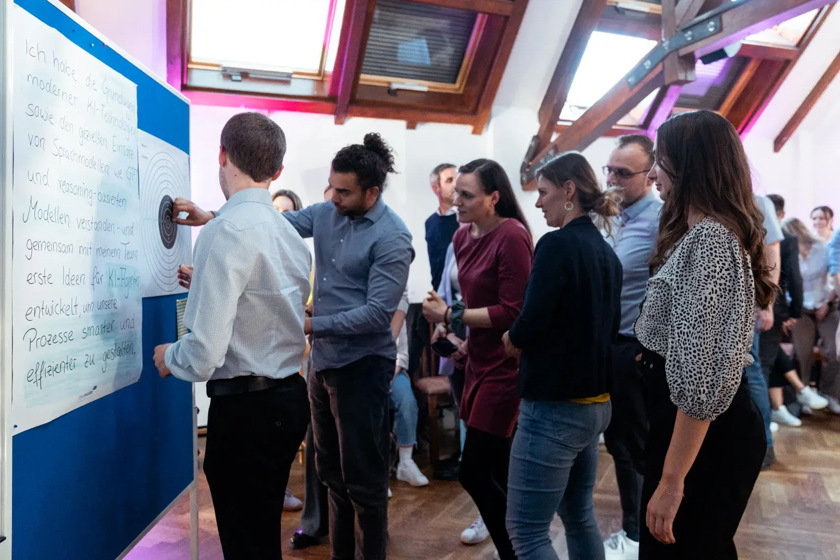 Mehrere Personen beim Eticor Focus Day bearbeiten gemeinsam eine Teamaufgabe am Flipchart Mehrere Personen beim Eticor Focus Day bearbeiten gemeinsam eine Teamaufgabe am Flipchart