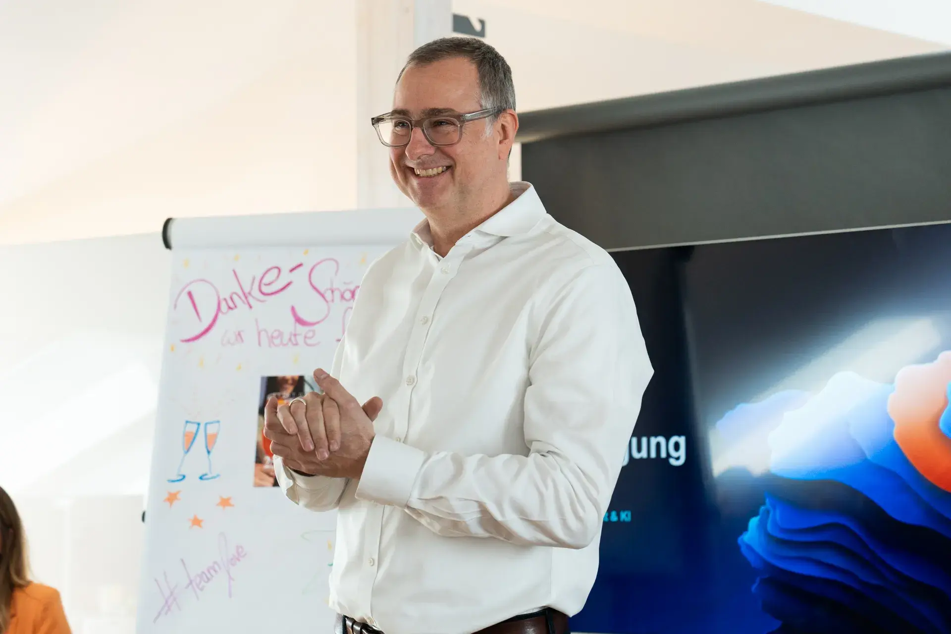 CEO von Eticor begrüßt das Team lächelnd beim Eticor Focus Day CEO von Eticor begrüßt das Team lächelnd beim Eticor Focus Day