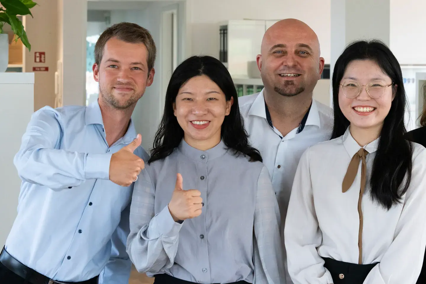 Vier Personen des Eticor-Teams blicken in die Kamera beim Besuch von Team China in Deutschland“ Vier Personen des Eticor-Teams blicken in die Kamera beim Besuch von Team China in Deutschland“